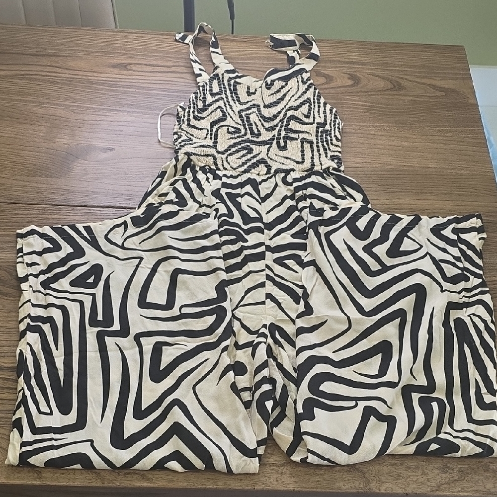 Jessica Simpson Black and Cream Patterned Jumpsuit